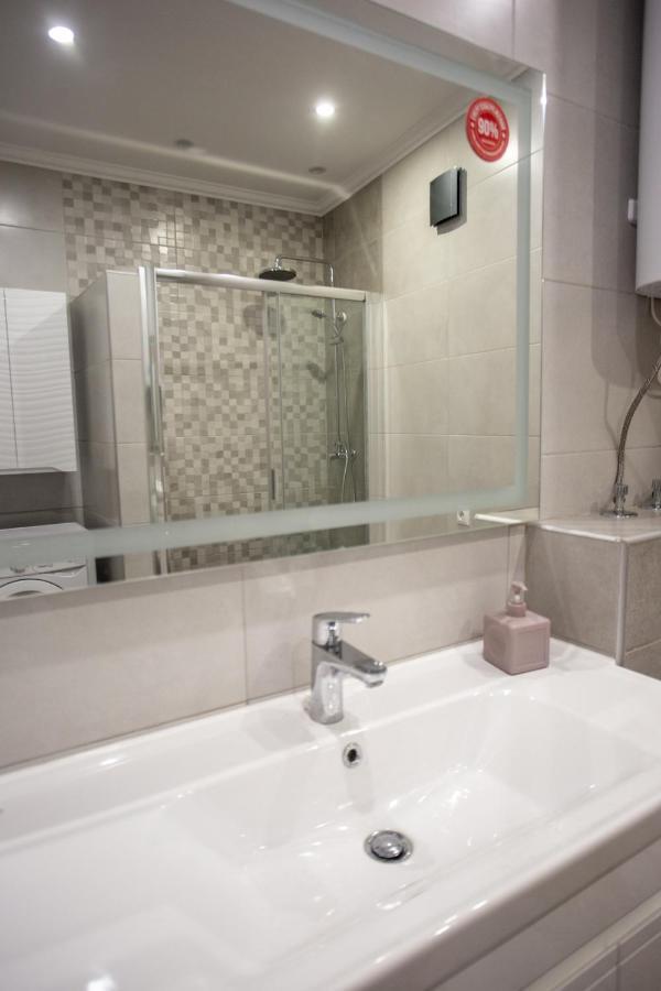 Ultra Lux 3 Rooms Apartment Near Arena City Kiev Dış mekan fotoğraf